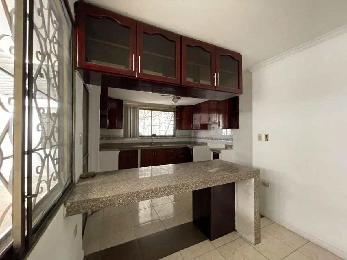 Casa en Venta Dentro de La Urbanización Manta Beach, Manabí — imagen 8