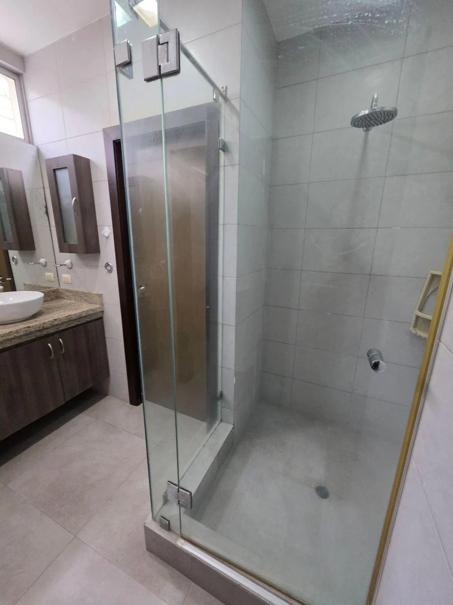 Casa con Piscina 4 Dorm. en Venta en Samborondón, Guayas — imagen 4