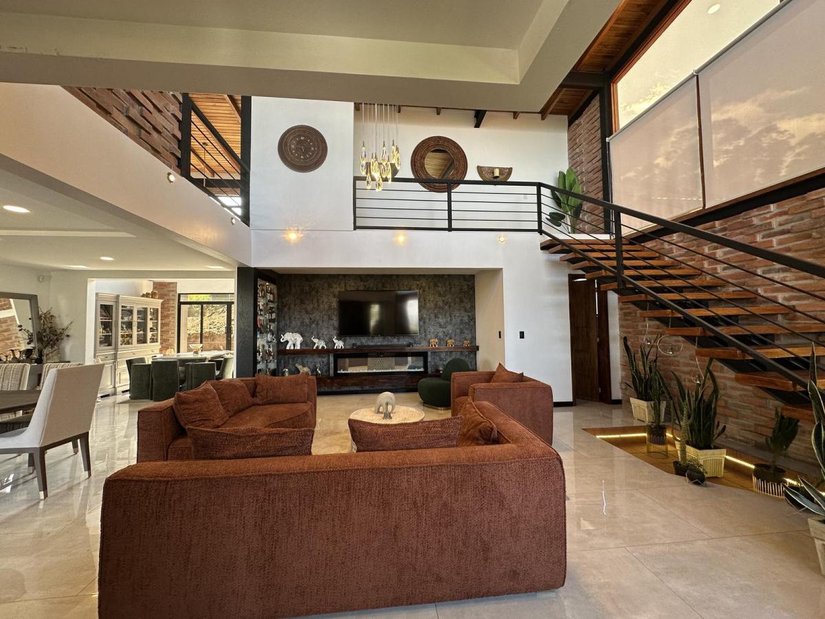 Hermosa Casa en Venta 350 Mtrs Habitable, Lote 2400 Mtrs2 en Pifo, Urbanización. Piscina — imagen 10