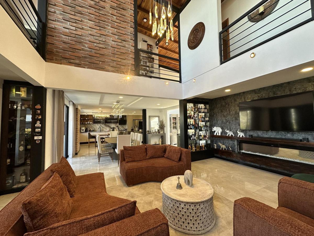 Hermosa Casa en Venta 350 Mtrs Habitable, Lote 2400 Mtrs2 en Pifo, Urbanización. Piscina — imagen 8