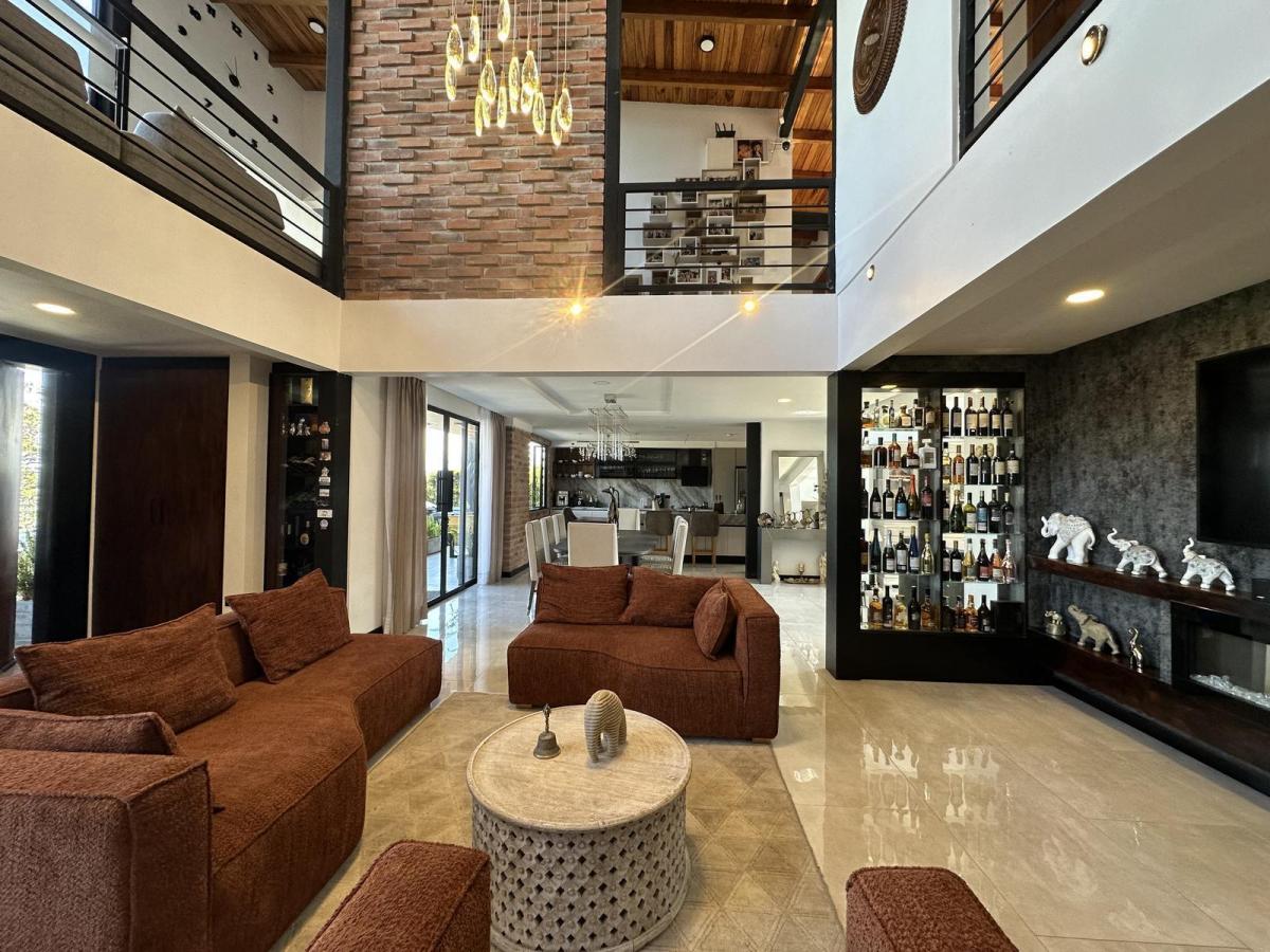 Hermosa Casa en Venta 350 Mtrs Habitable, Lote 2400 Mtrs2 en Pifo, Urbanización. Piscina — imagen 7