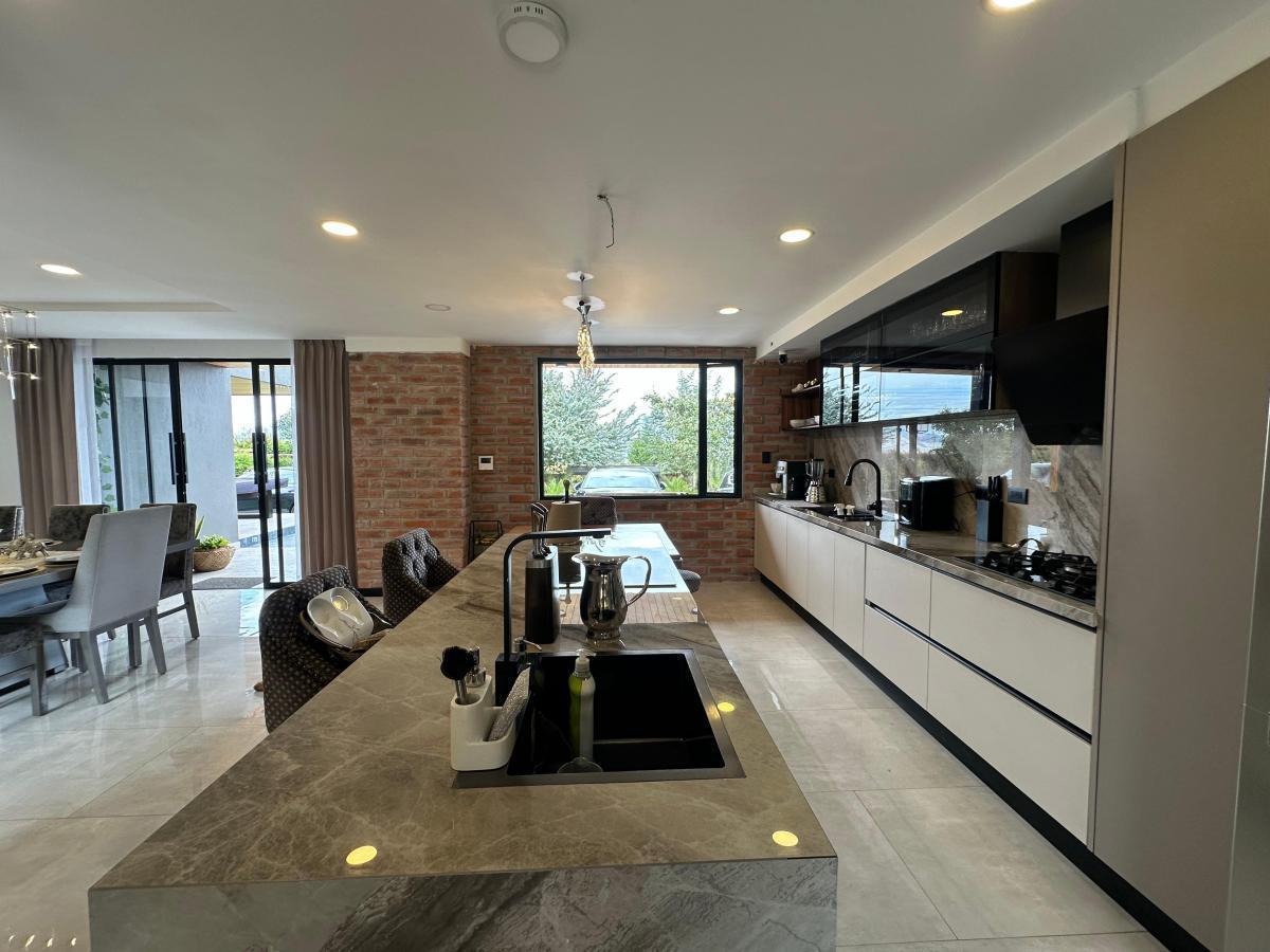 Hermosa Casa en Venta 350 Mtrs Habitable, Lote 2400 Mtrs2 en Pifo, Urbanización. Piscina — imagen 4