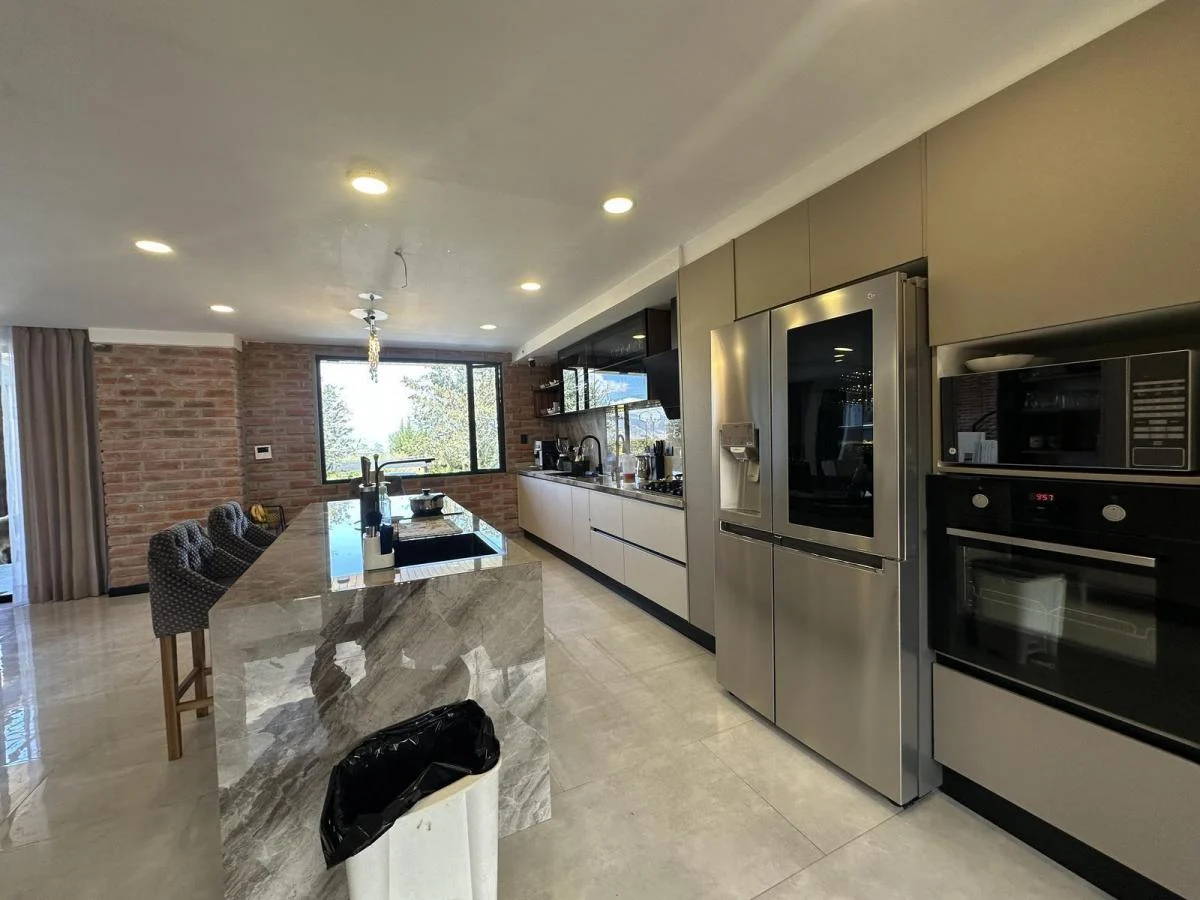 Hermosa Casa en Venta 350 Mtrs Habitable, Lote 2400 Mtrs2 en Pifo, Urbanización. Piscina — imagen 3