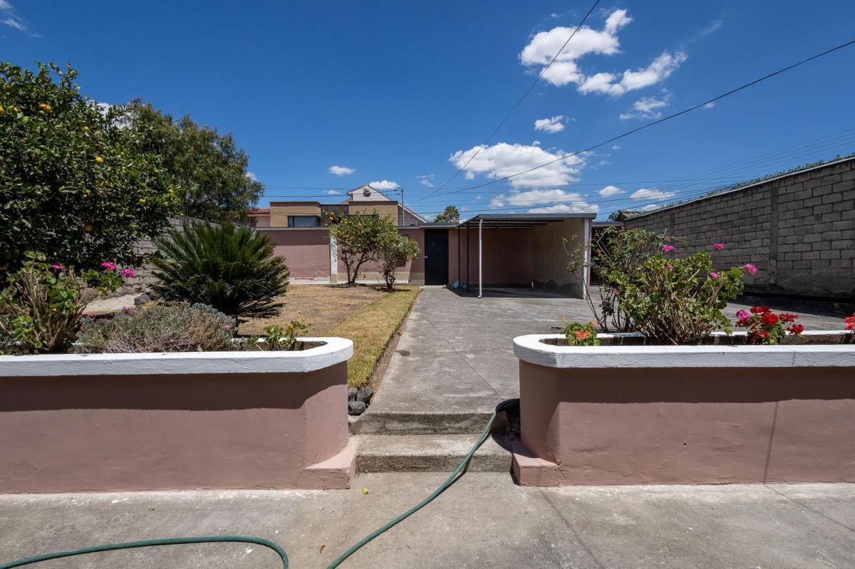 Venta Casa con Amplio Terreno /mini Suite/5 Parqueaderos Armenia II — imagen 5