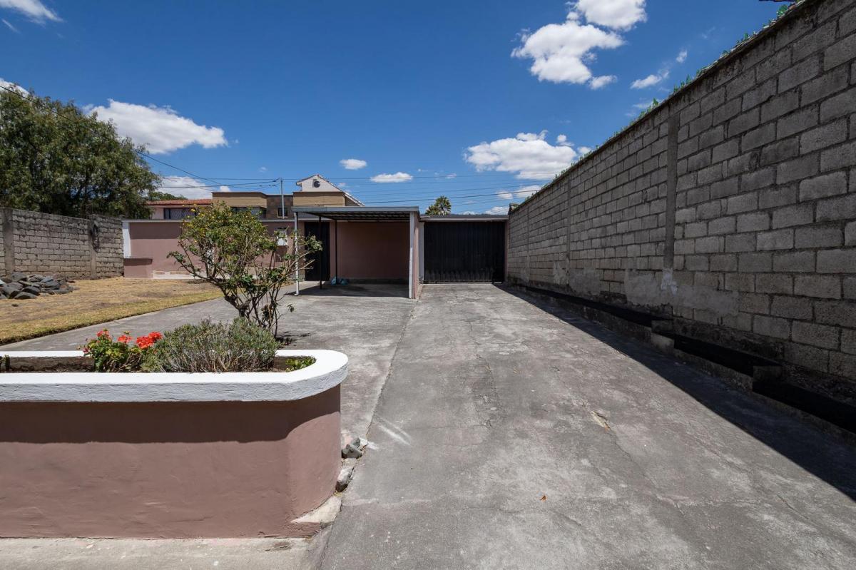 Venta Casa con Amplio Terreno /mini Suite/5 Parqueaderos Armenia II — imagen 4
