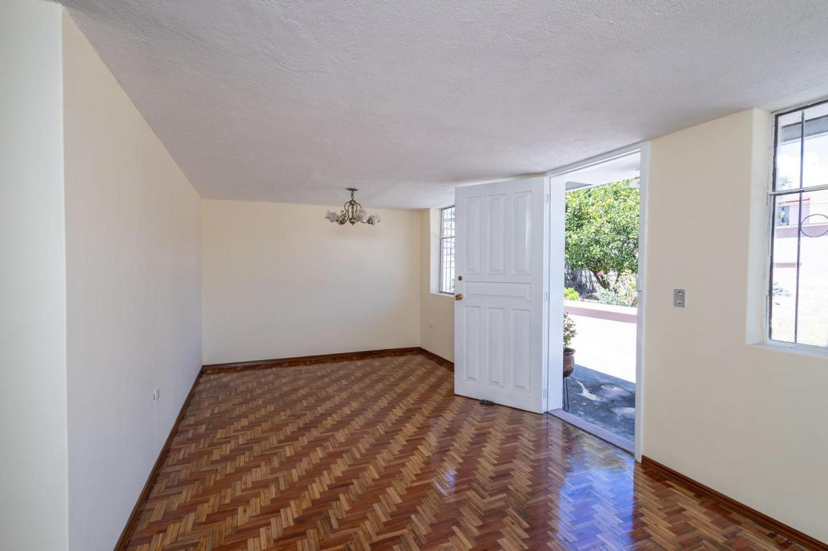 Venta Casa con Amplio Terreno /mini Suite/5 Parqueaderos Armenia II — imagen 3