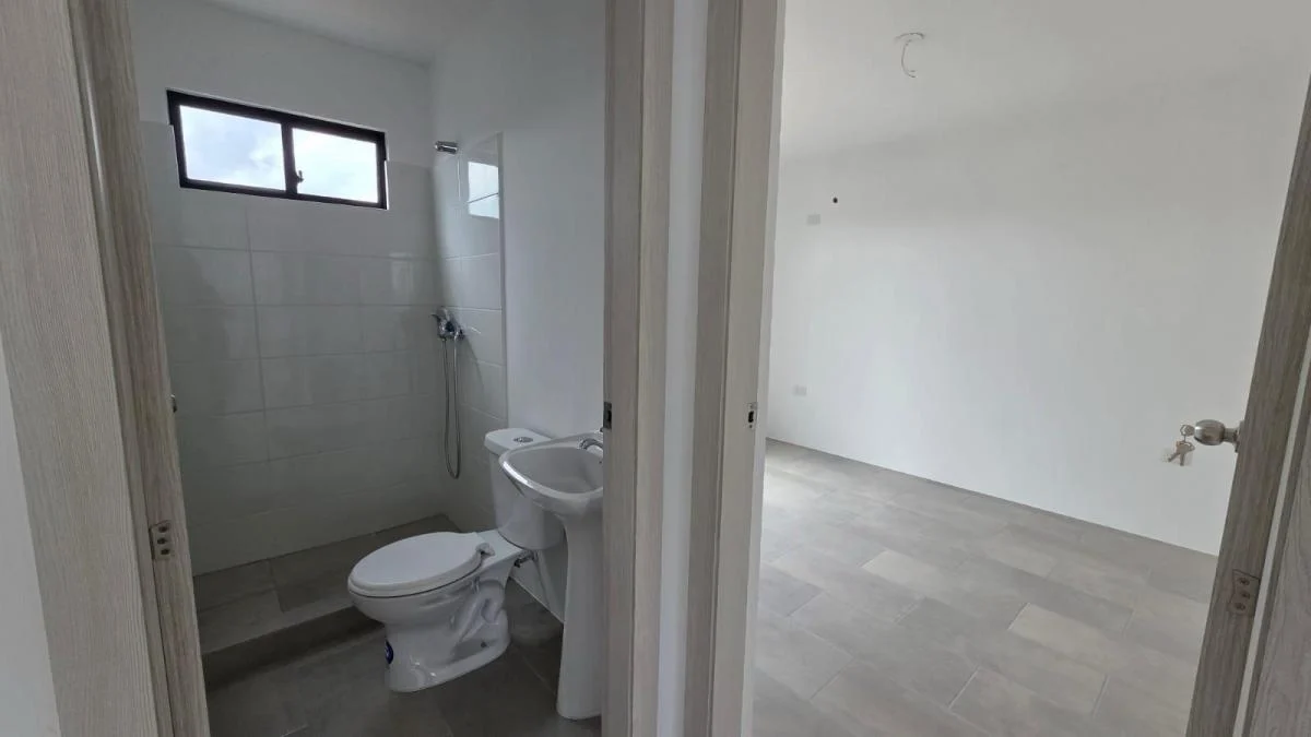 Casa en Venta, Urbanizacion Villa Blanca, Johr, Guayas — imagen 9