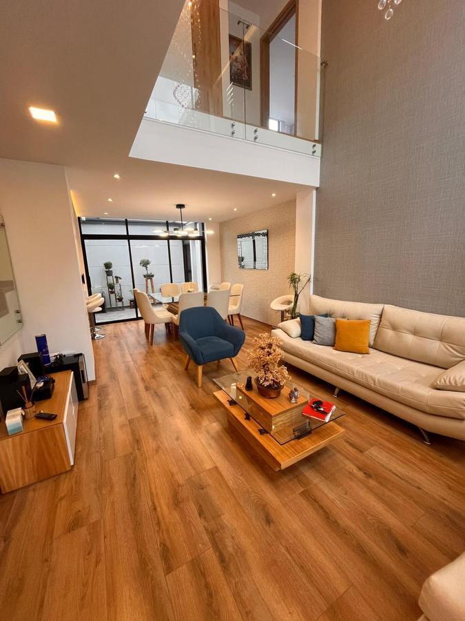 Casa de 3 Pisos, Moderna de Venta en Santa Lucía Norte de Quito — imagen 10