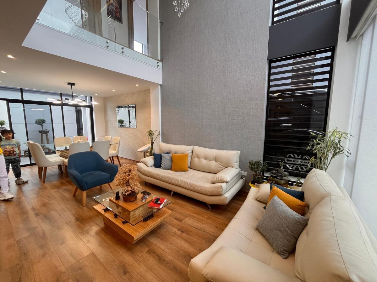 Casa de 3 Pisos, Moderna de Venta en Santa Lucía Norte de Quito — imagen 9