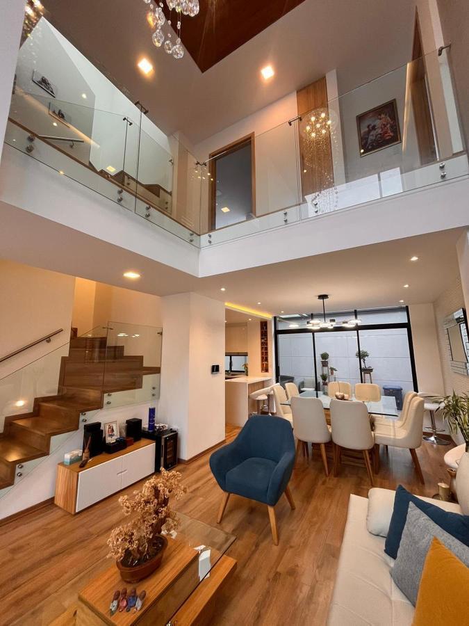 Casa de 3 Pisos, Moderna de Venta en Santa Lucía Norte de Quito — imagen 8