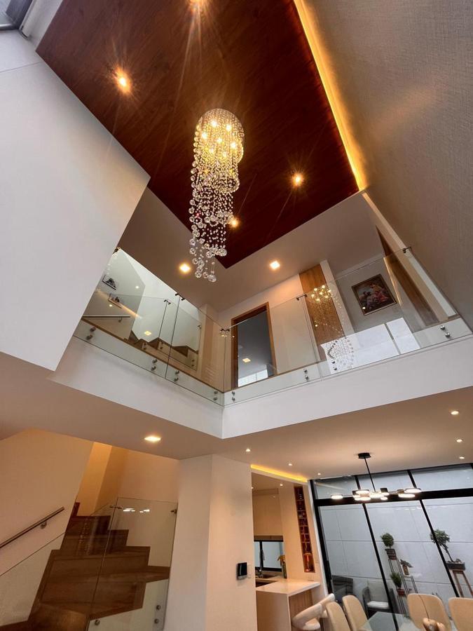 Casa de 3 Pisos, Moderna de Venta en Santa Lucía Norte de Quito — imagen 7
