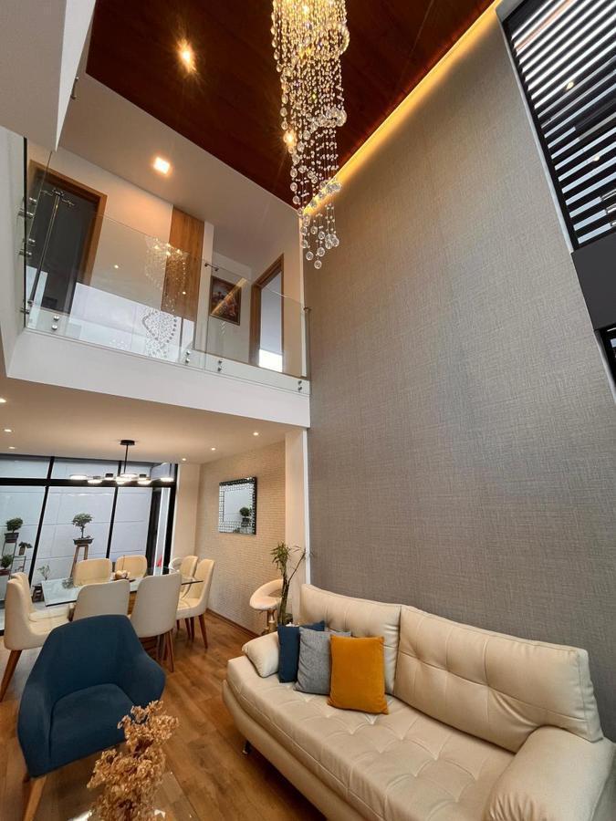 Casa de 3 Pisos, Moderna de Venta en Santa Lucía Norte de Quito — imagen 3