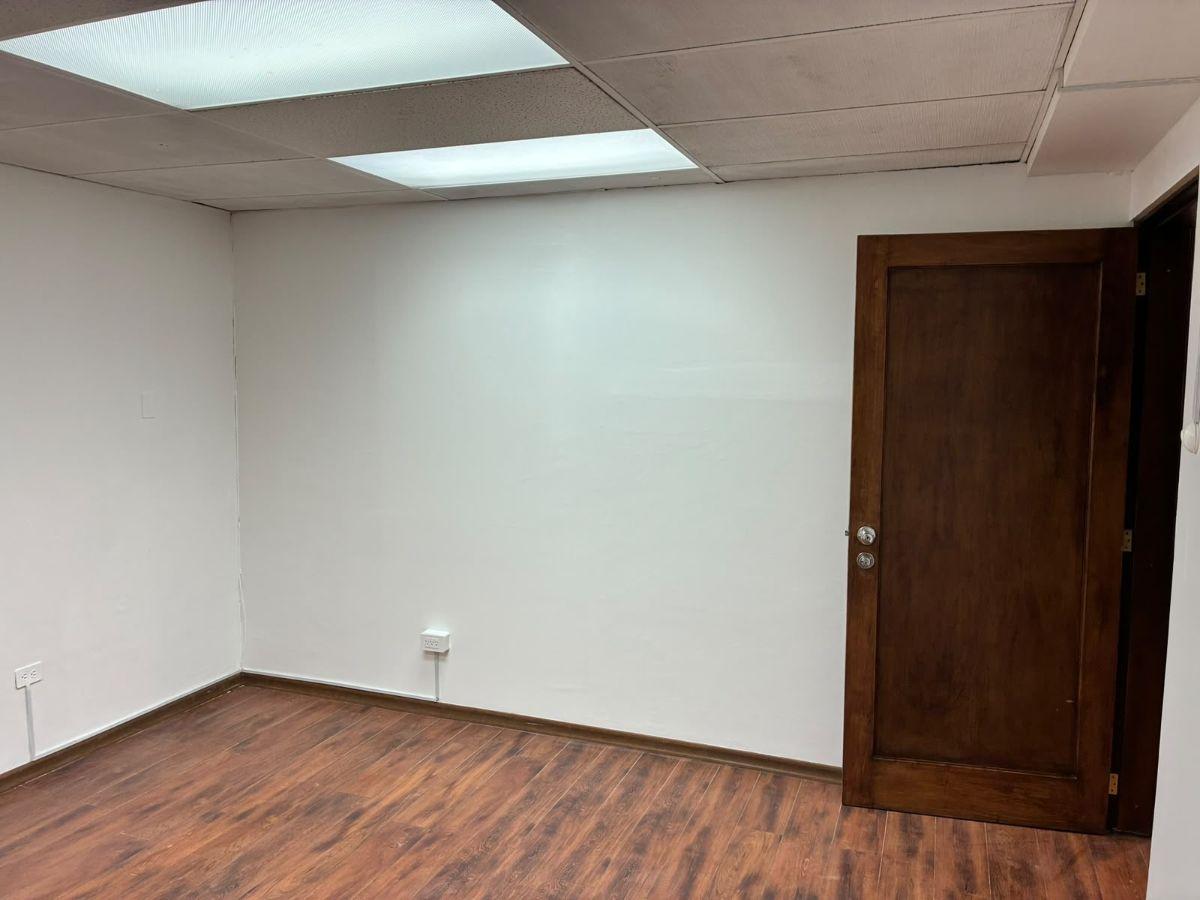 Oficina Comercial de 53 m² en Venta en La Amazonas con Vista Sector Centro Norte — imagen 7