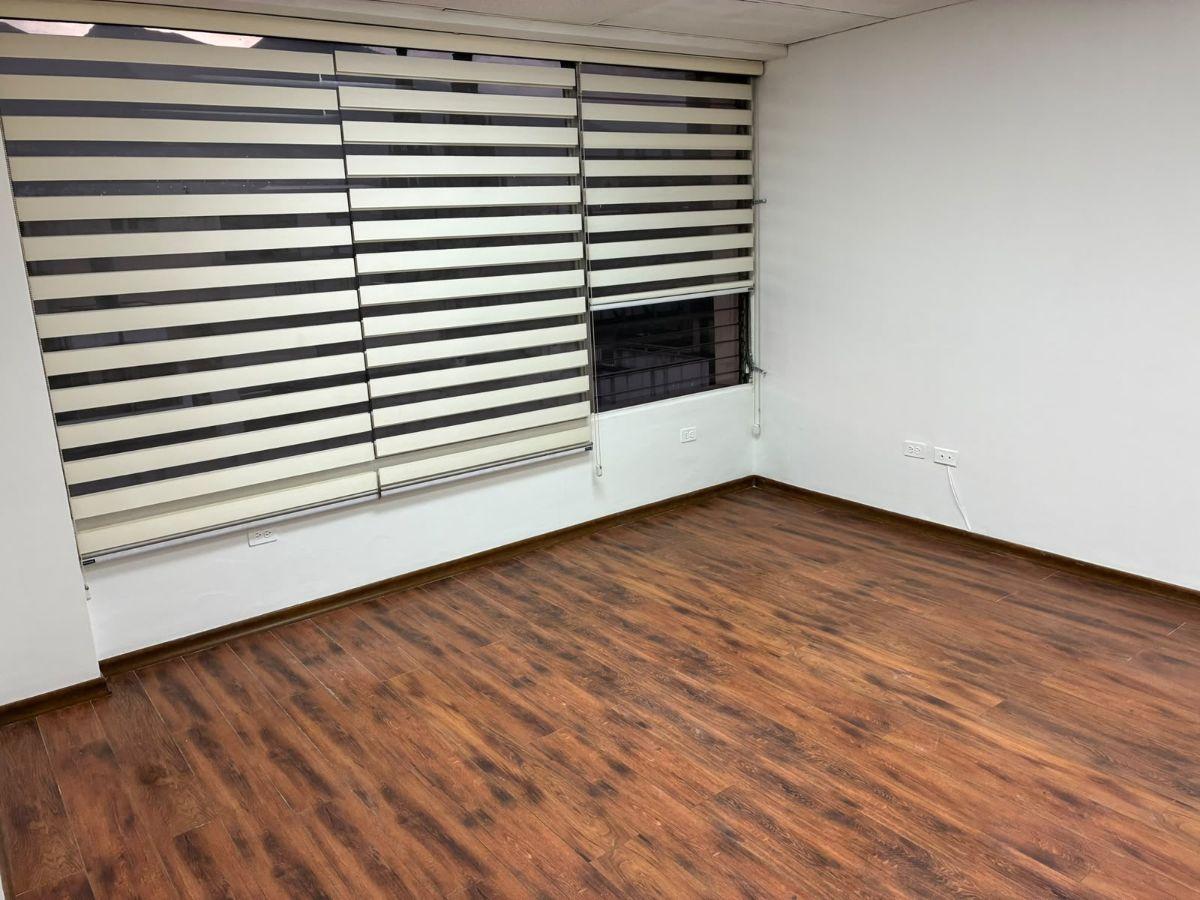 Oficina Comercial de 53 m² en Venta en La Amazonas con Vista Sector Centro Norte — imagen 5