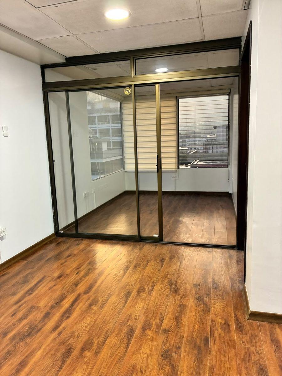 Oficina Comercial de 53 m² en Venta en La Amazonas con Vista Sector Centro Norte — imagen 3
