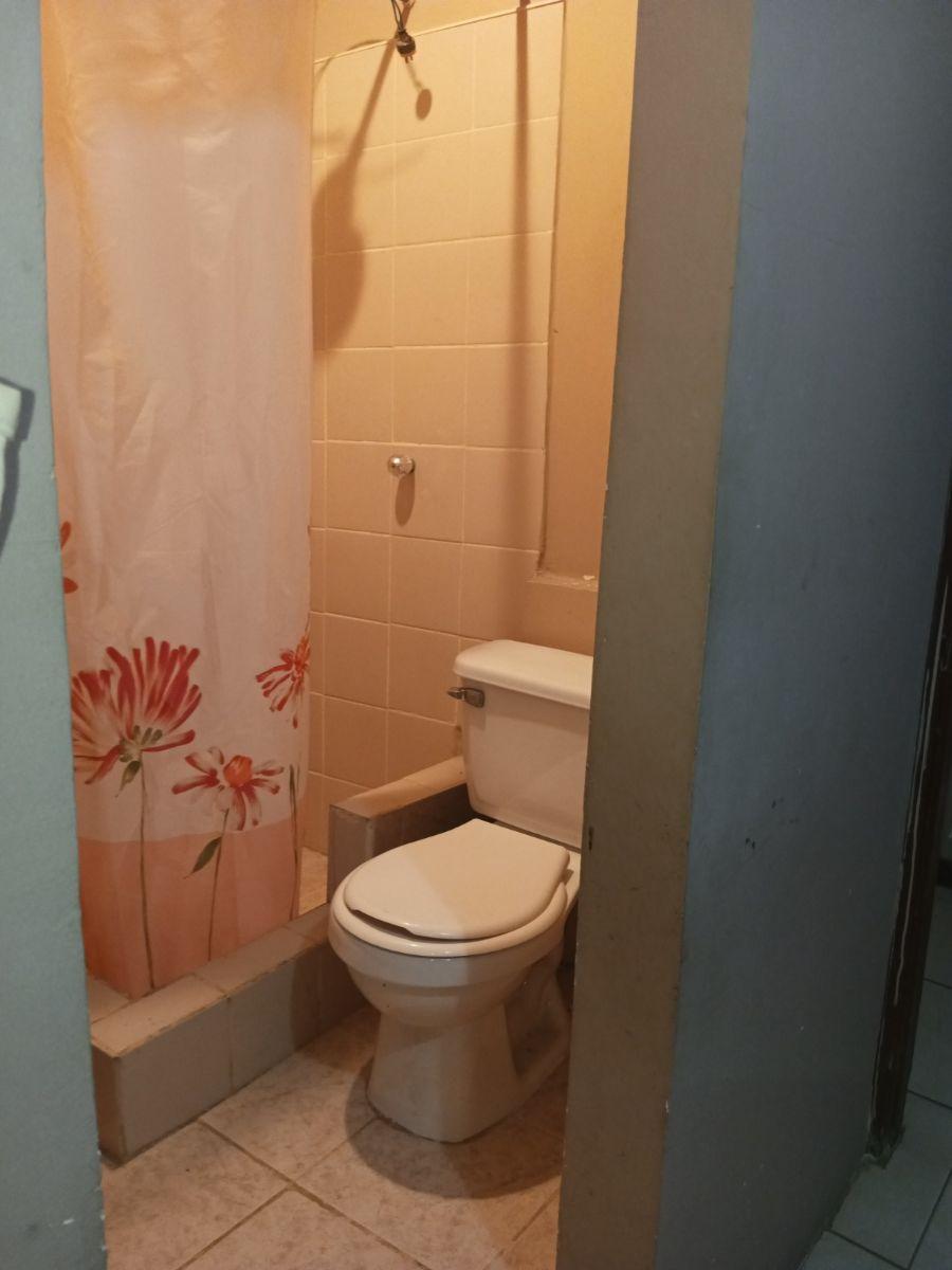 Casa Rentera con 3 Departamentos en Guasmo Sur Area con Cerramiento, Guayas — imagen 4