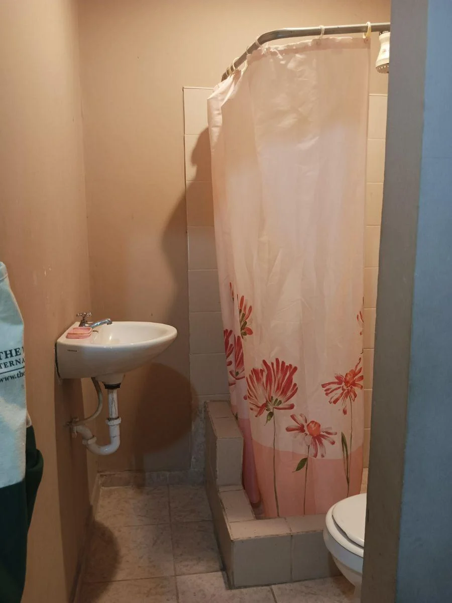 Casa Rentera con 3 Departamentos en Guasmo Sur Area con Cerramiento, Guayas — imagen 3
