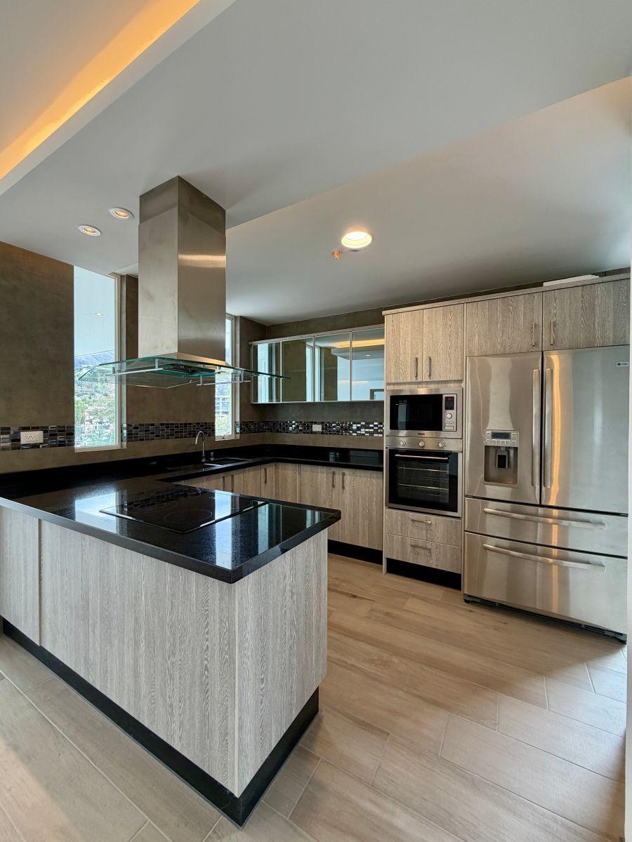Departamento de 3 Habitaciones con Balcón - en Venta - Cumbayá - 146 m² — imagen 4