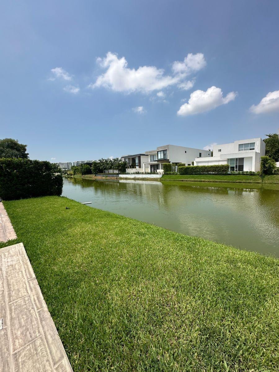 En Venta Casa Al Lago en Blue Bay Isla Mocoli Samborondon Km 5, 4 Dorm., Guayas — imagen 3