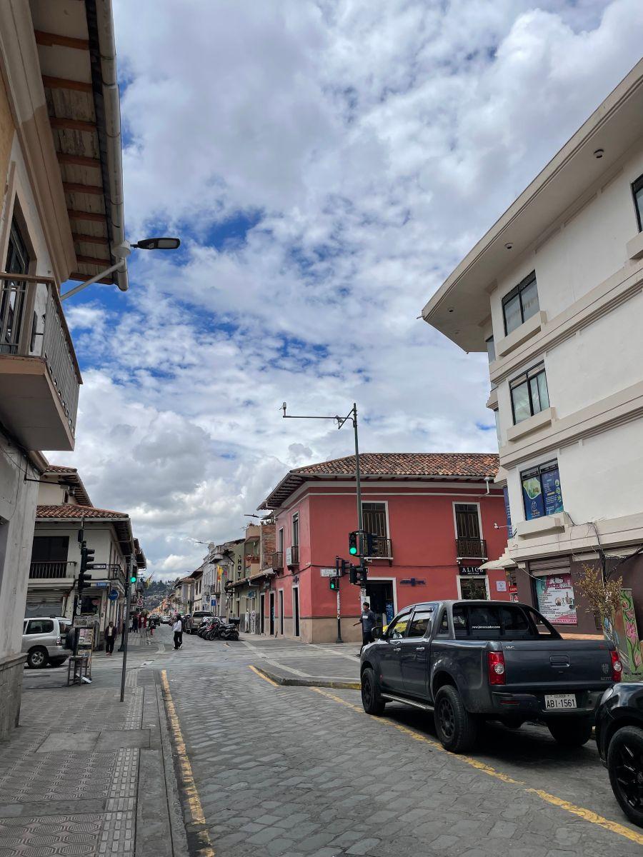 Casa Central Rentera con Locales Comerciales y Departamentos, Azuay — imagen 10