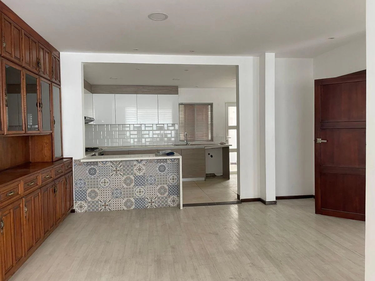 Casa Central Rentera con Locales Comerciales y Departamentos, Azuay — imagen 7