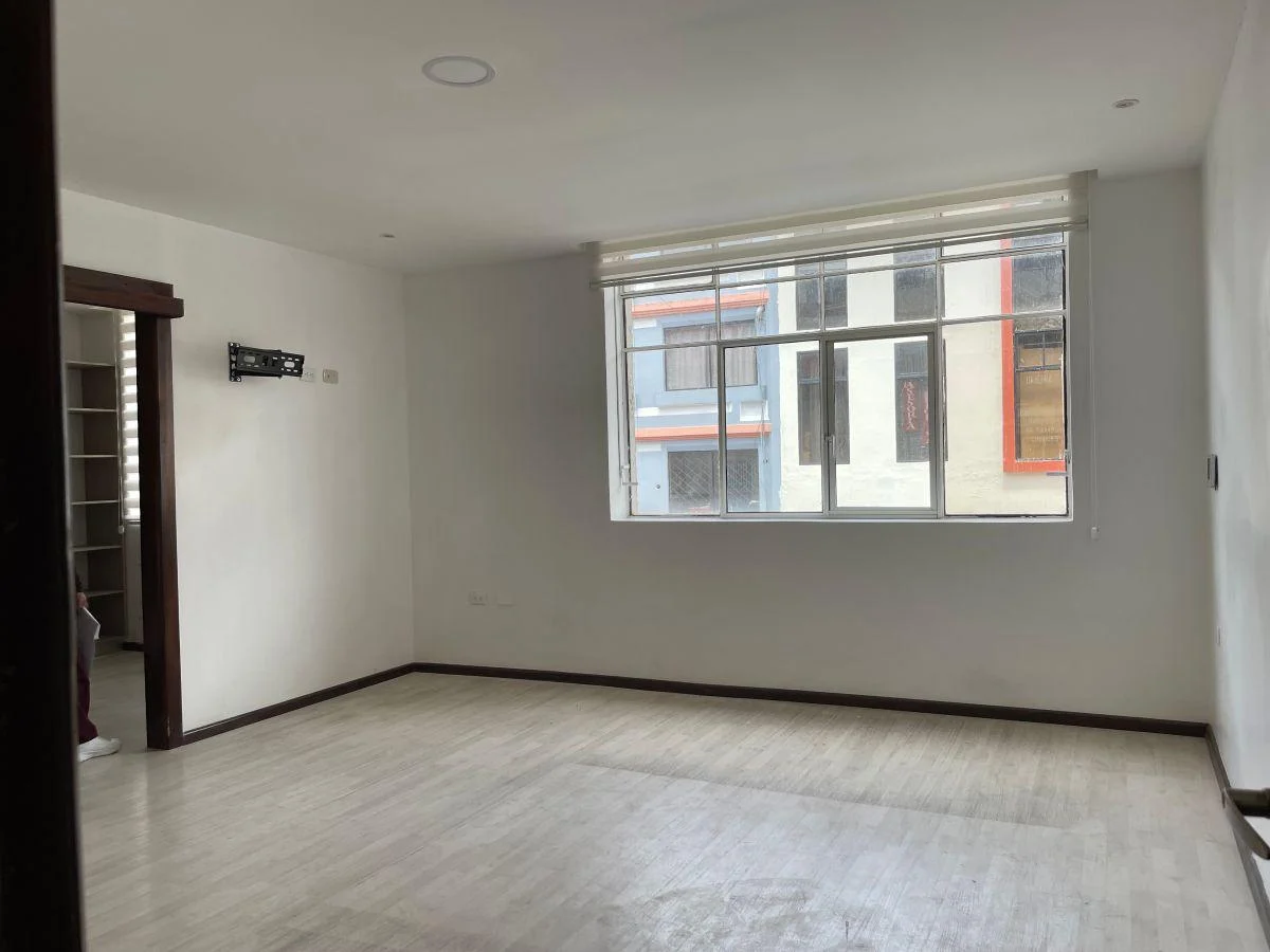 Casa Central Rentera con Locales Comerciales y Departamentos, Azuay — imagen 6