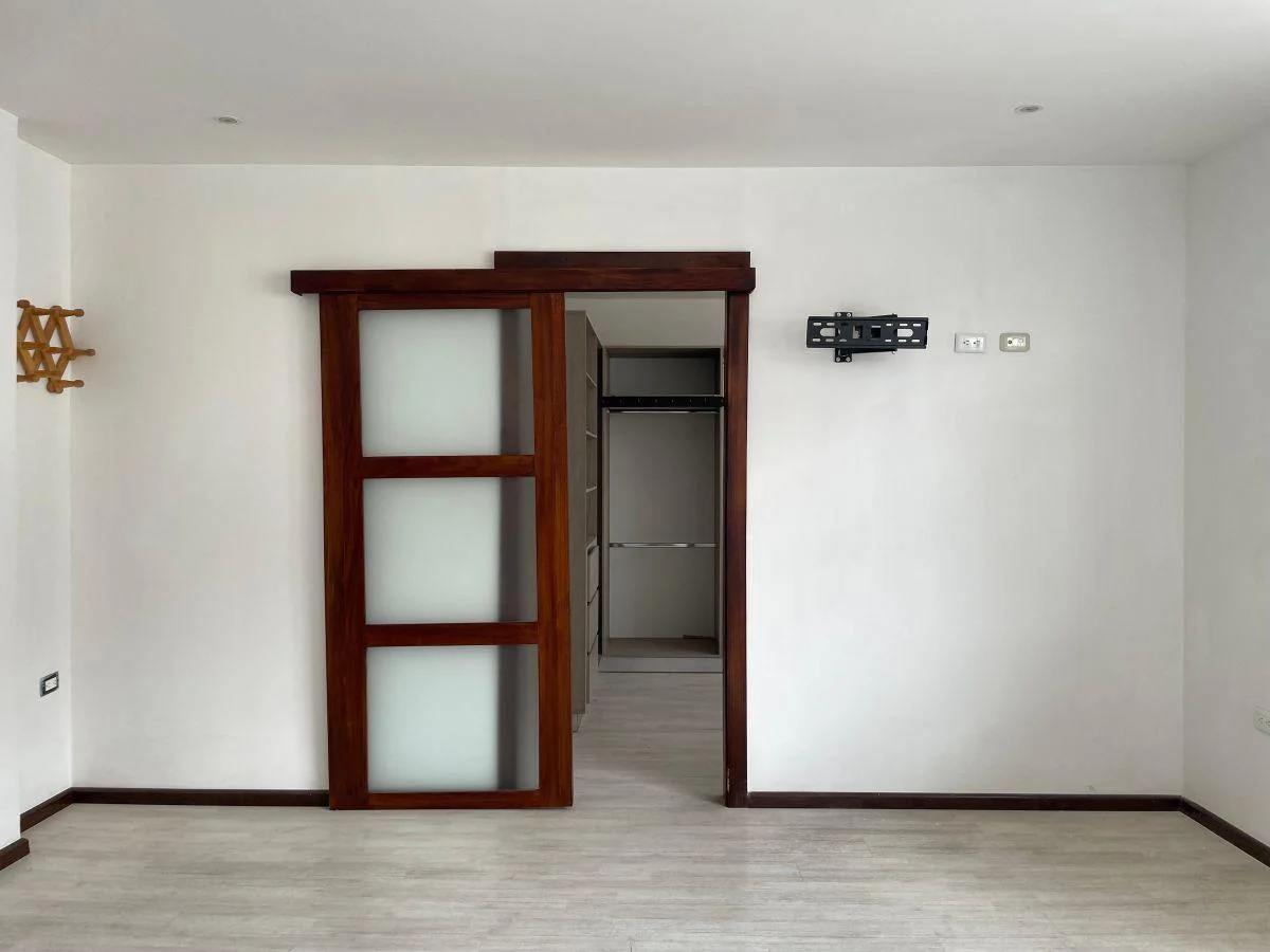 Casa Central Rentera con Locales Comerciales y Departamentos, Azuay — imagen 3