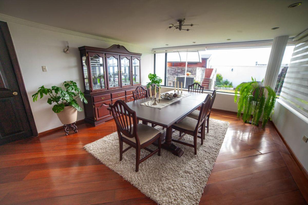 Amplia Casa con Vista Panorámica y Área Verde — imagen 8