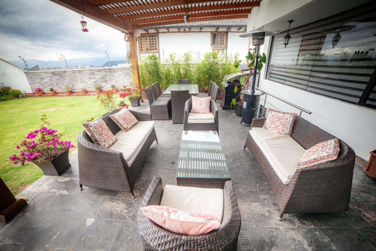 Amplia Casa con Vista Panorámica y Área Verde — imagen 7