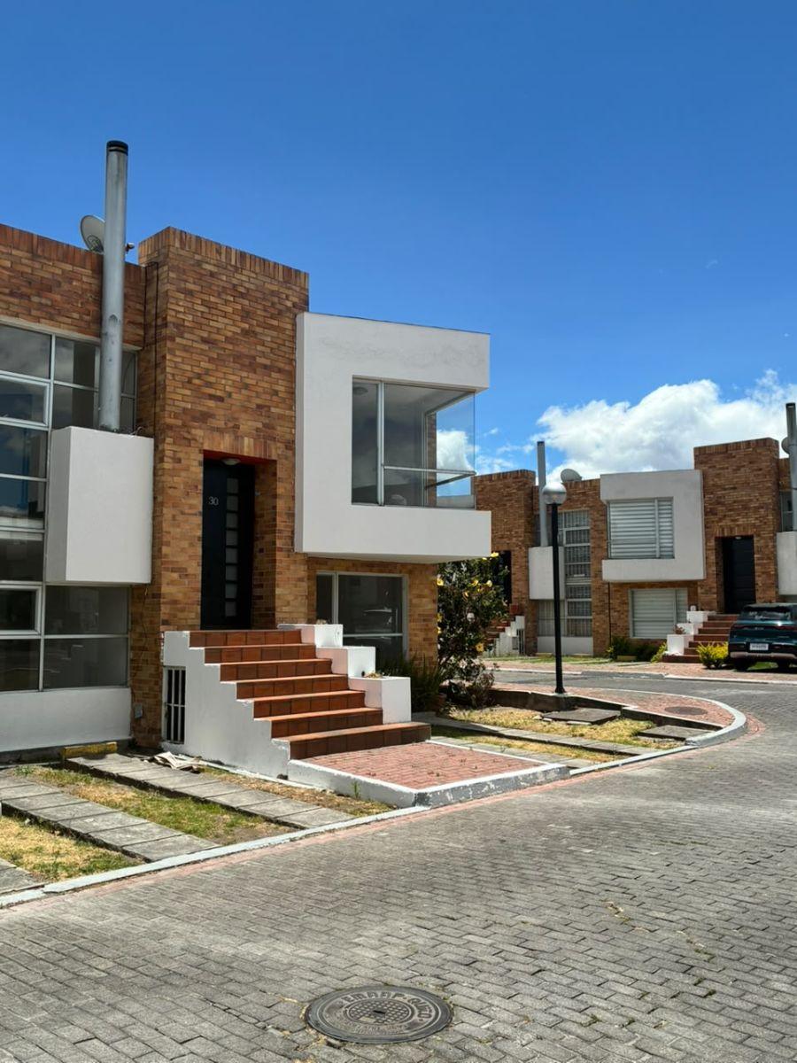 Linda Casa Esquinera de 140 m² con 4 Dorm. en Venta por El Redondel de Alangasí — imagen 6