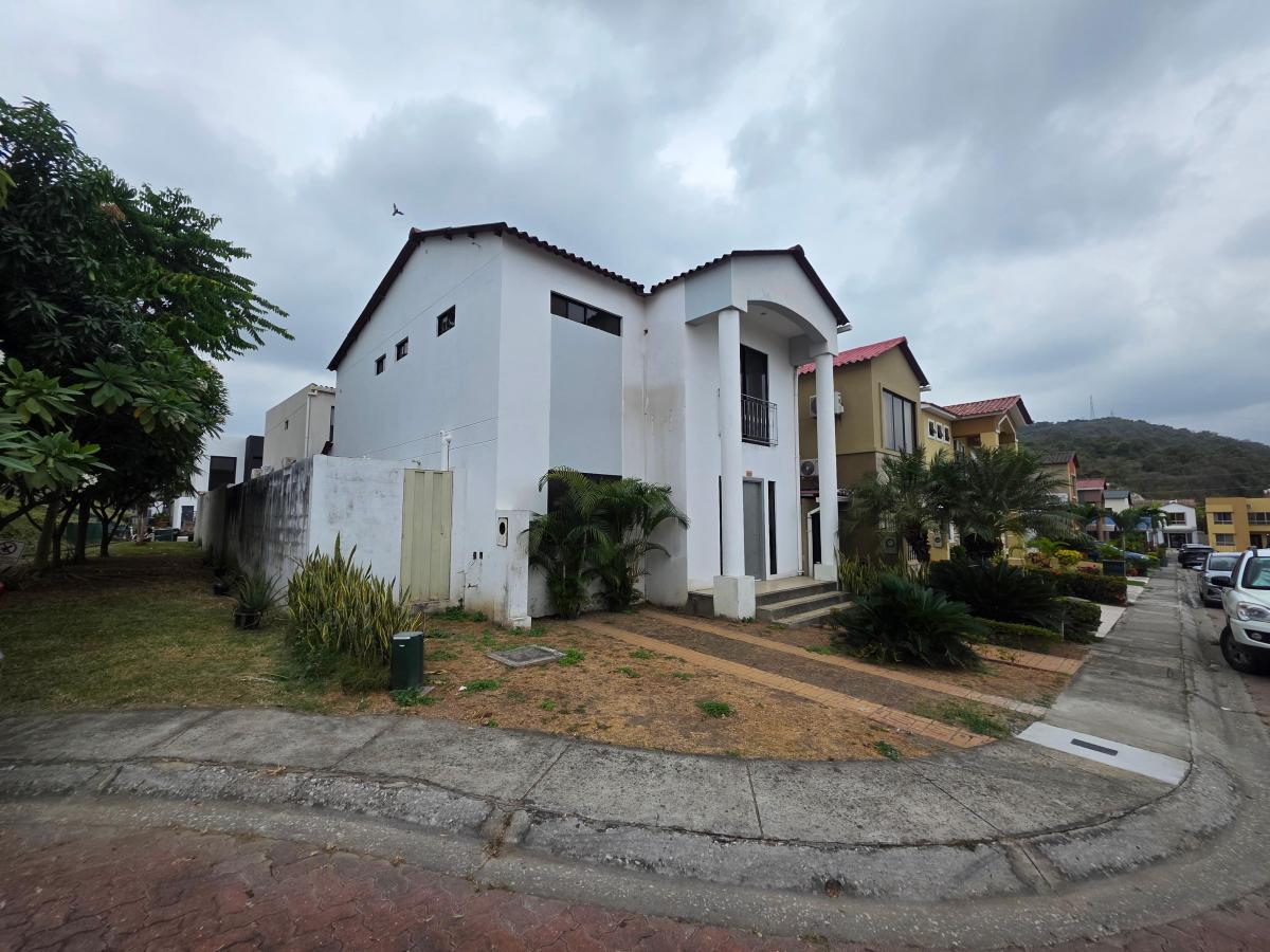 Vendo Bonita Casa en Villa Club, Magna, Cableado Subterráneo, Esquinera, Libre de Hipoteca, Guayas — imagen 10