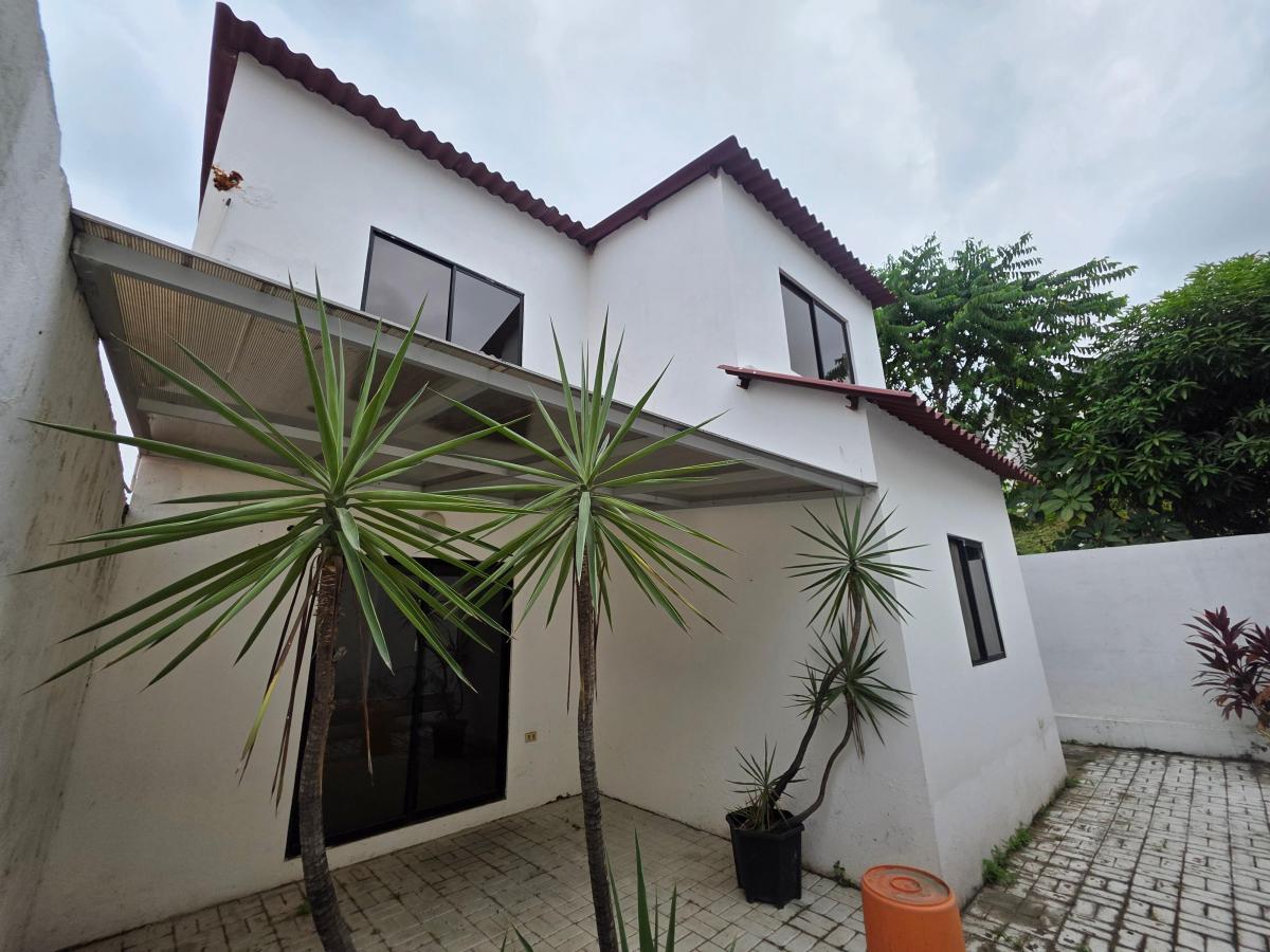Vendo Bonita Casa en Villa Club, Magna, Cableado Subterráneo, Esquinera, Libre de Hipoteca, Guayas — imagen 3