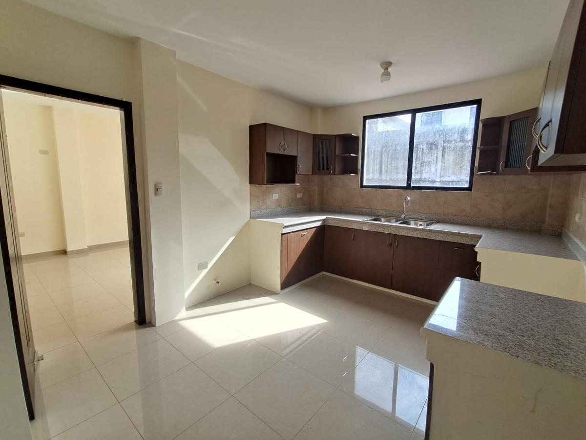 Casa de Estreno Esquinera en Venta Urbanizacion Lomas del Bosque, Guayas — imagen 3