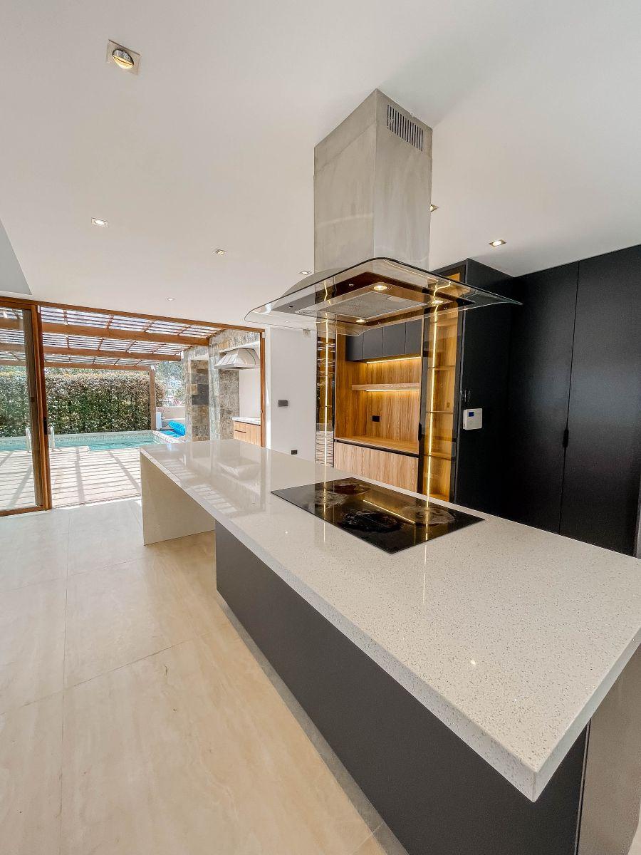 Casa con Piscina y 952 m² de Terreno en Cuenca, Azuay — imagen 7