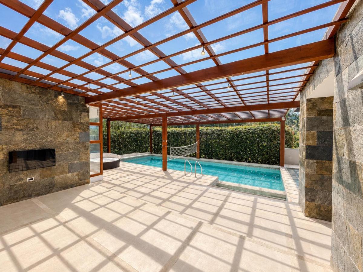 Casa con Piscina y 952 m² de Terreno en Cuenca, Azuay — imagen 3