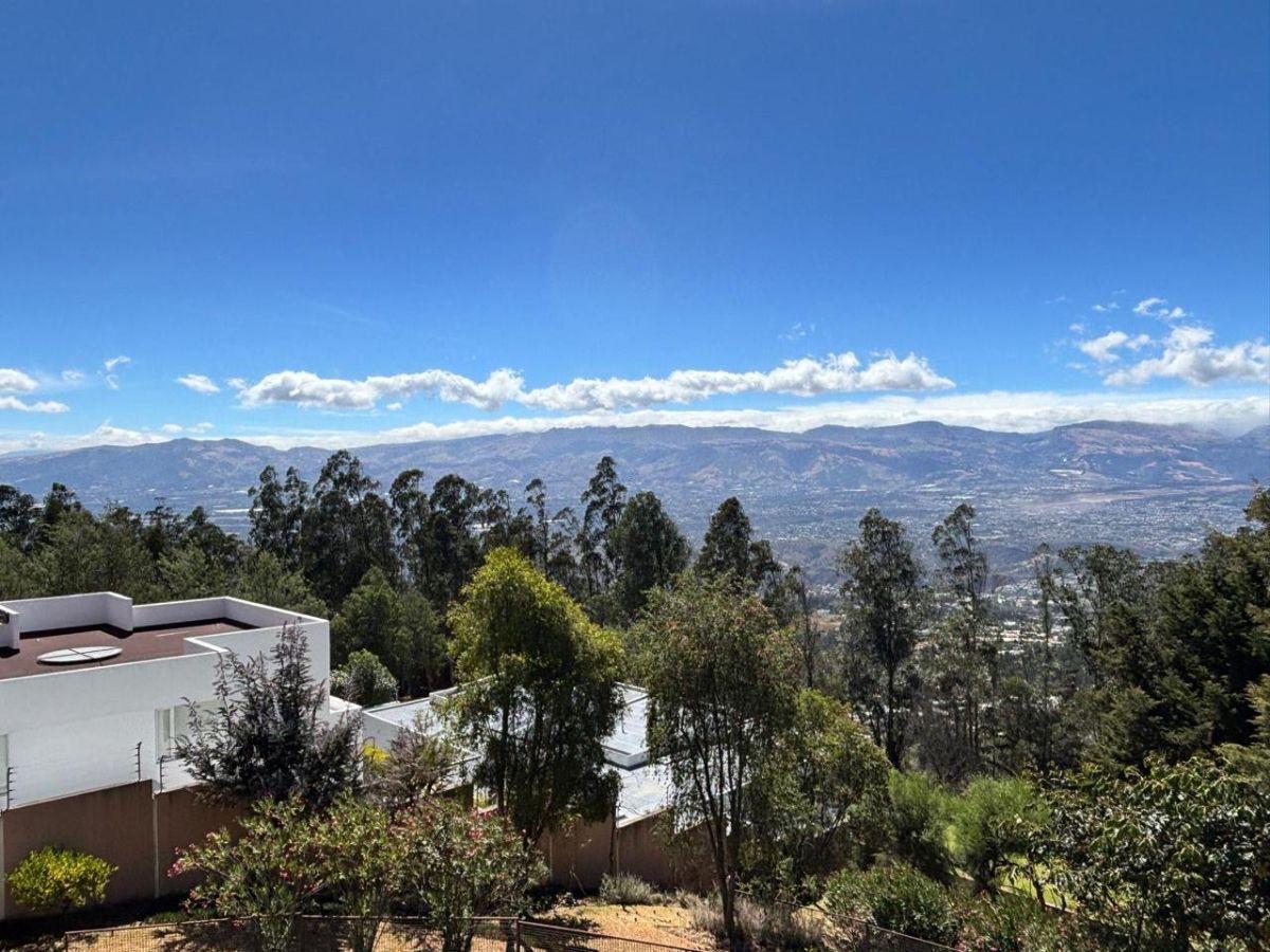 La Casa en Venta Cuenta con Vista a Volcanes y Valles Seguridad, Monteserrin — imagen 9