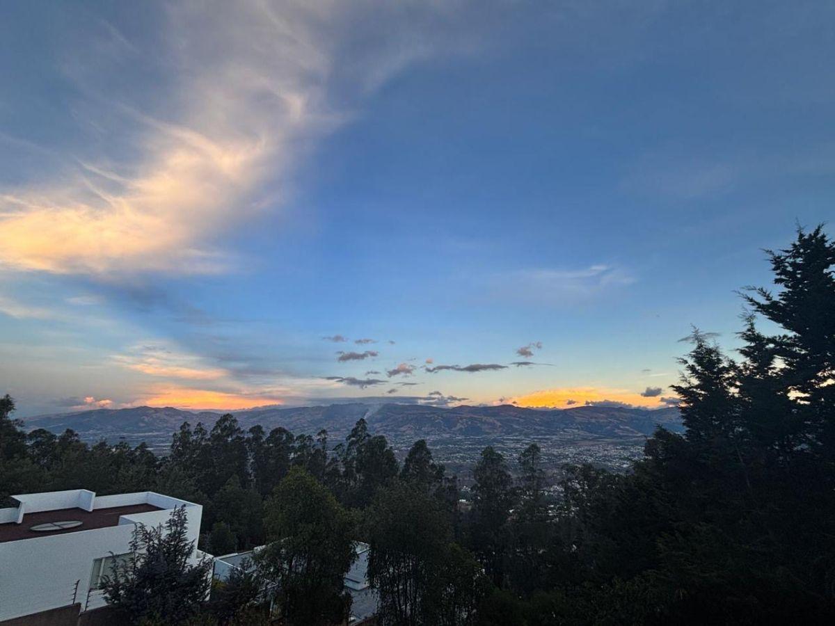 La Casa en Venta Cuenta con Vista a Volcanes y Valles Seguridad, Monteserrin — imagen 8