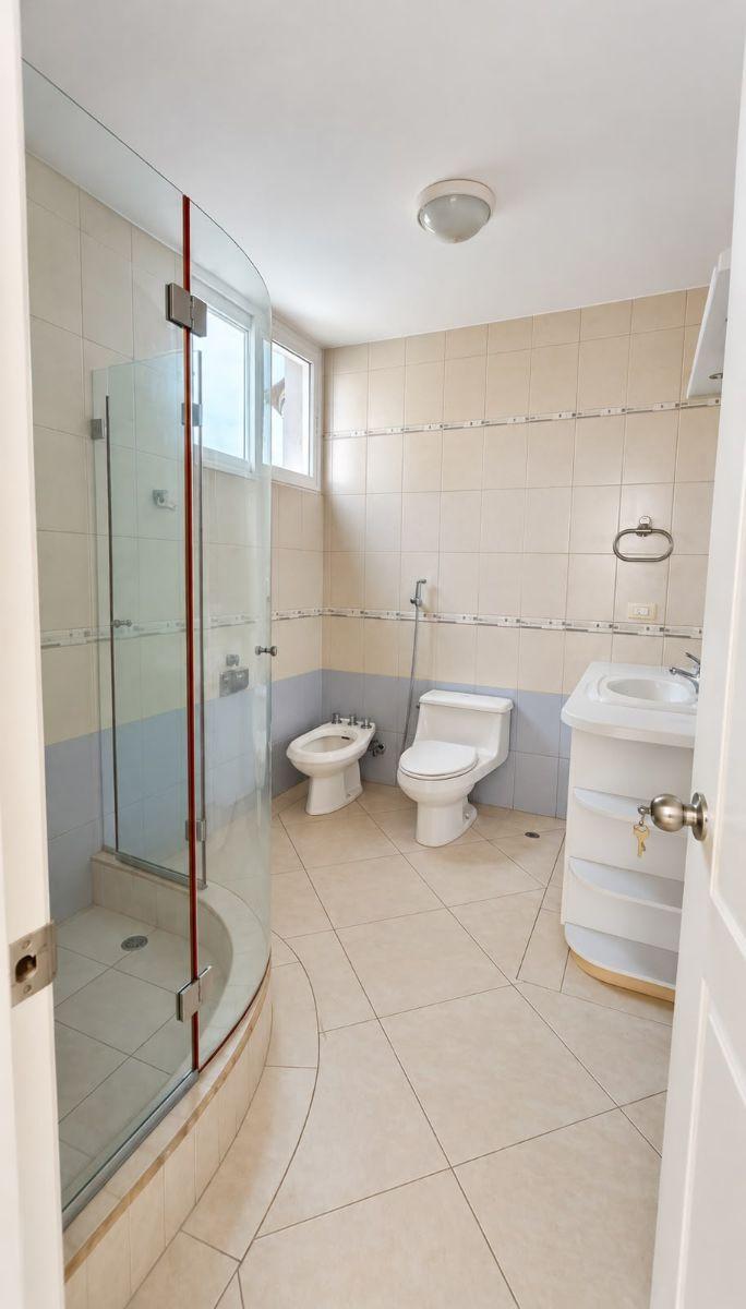 En Venta Casa de Cuatro Dorm. Frente Al Mar 500 m² - Manta, Manabí — imagen 8