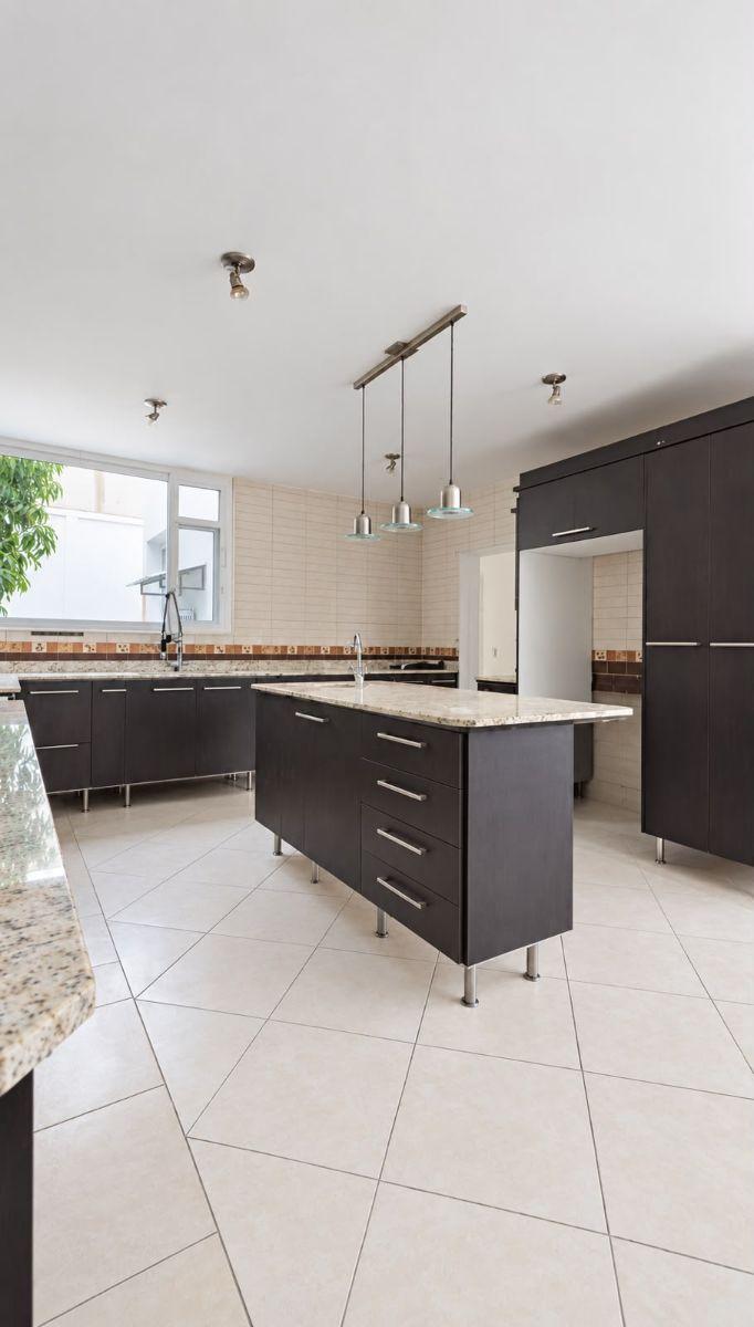 En Venta Casa de Cuatro Dorm. Frente Al Mar 500 m² - Manta, Manabí — imagen 4
