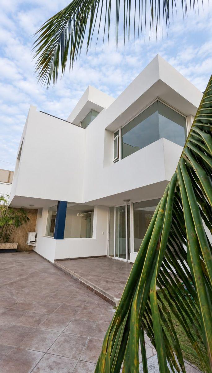 En Venta Casa de Cuatro Dorm. Frente Al Mar 500 m² - Manta, Manabí — imagen 3