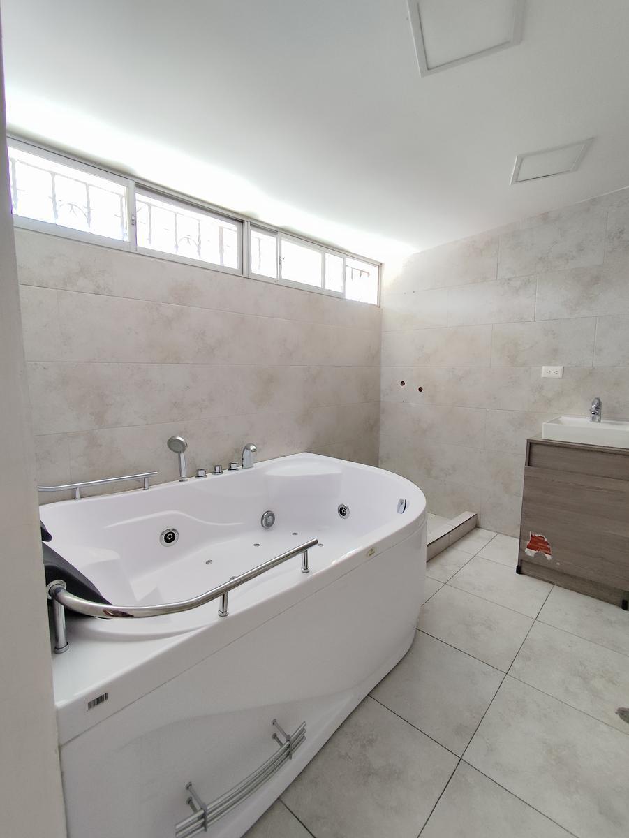 Casa Independiente en Venta, 4 Dorm., La Kennedy, Sector California Alta. Acceso a Parque — imagen 6