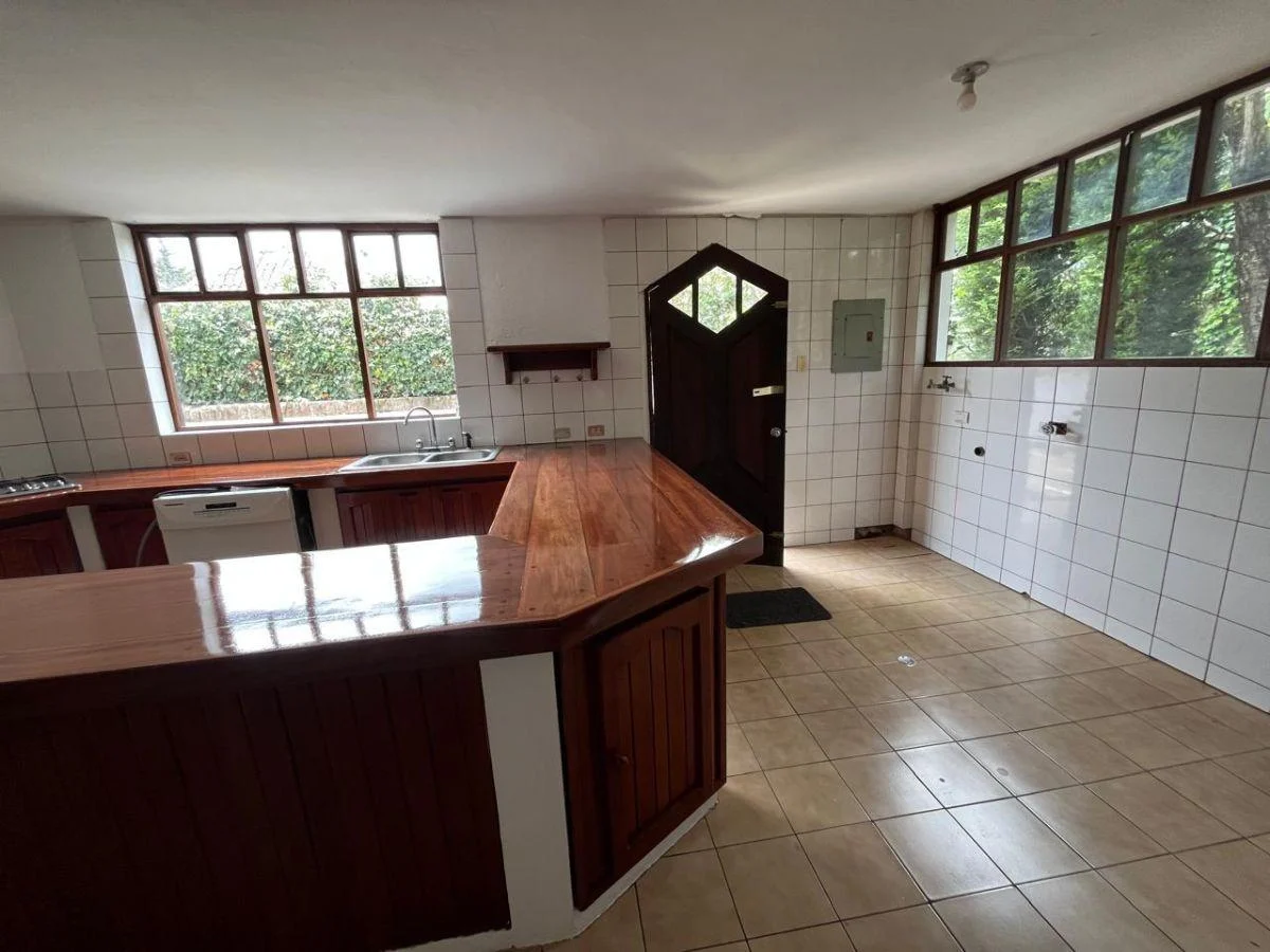 En Venta Casa de 253 m² 3 Dorm., Balcón, Patio, Condominio Sector Embajada Americana — imagen 8
