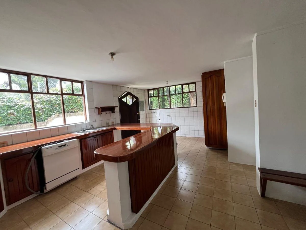 En Venta Casa de 253 m² 3 Dorm., Balcón, Patio, Condominio Sector Embajada Americana — imagen 7