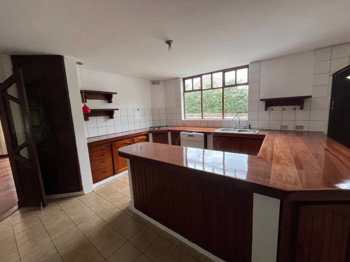 En Venta Casa de 253 m² 3 Dorm., Balcón, Patio, Condominio Sector Embajada Americana — imagen 3