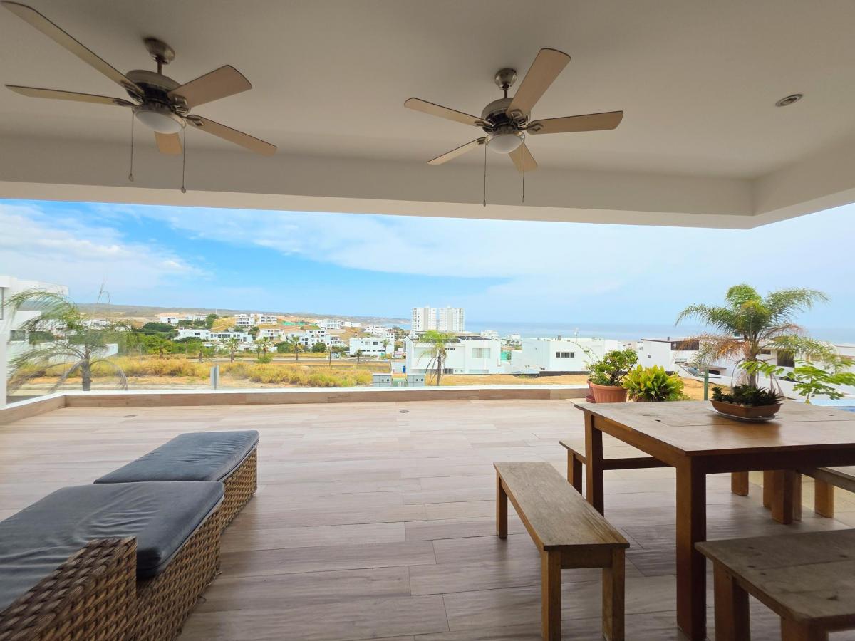 Casa de 5 Dorm. y 425 m² con Vista Al Mar en Manta, Manabí — imagen 9