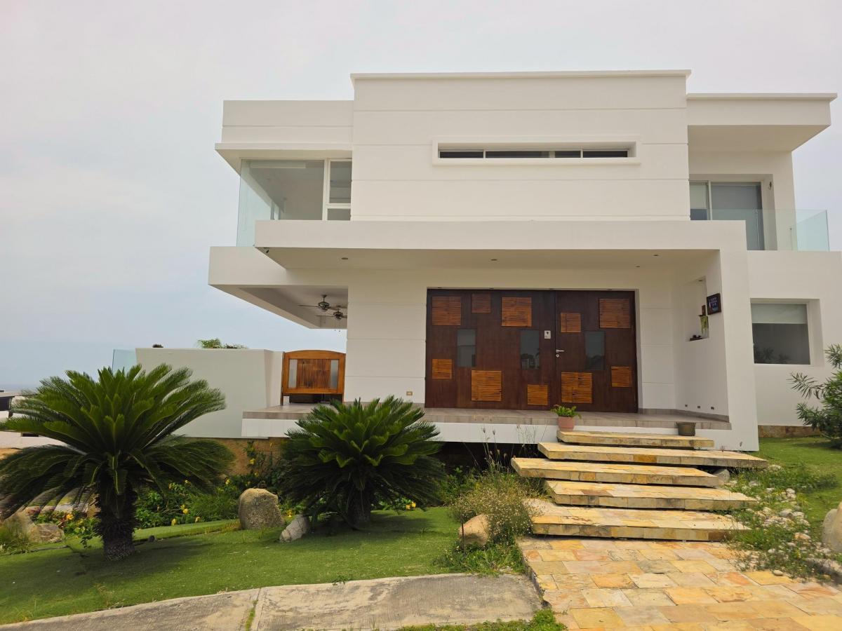Casa de 5 Dorm. y 425 m² con Vista Al Mar en Manta, Manabí — imagen 8