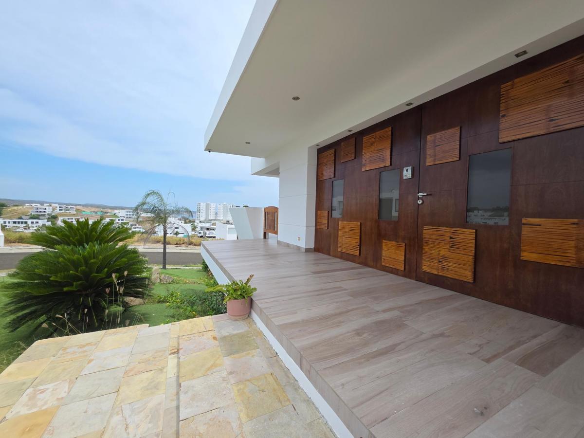 Casa de 5 Dorm. y 425 m² con Vista Al Mar en Manta, Manabí — imagen 7