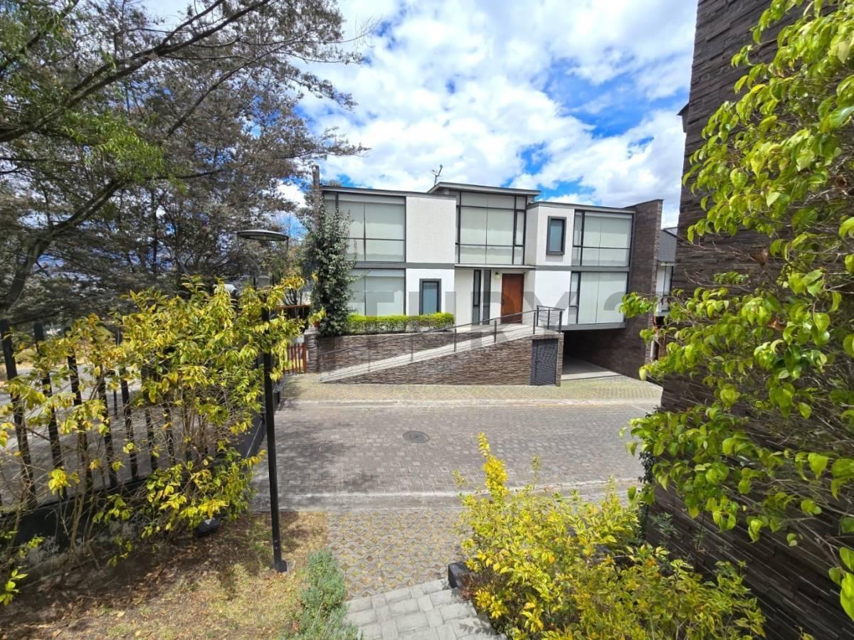 Venta Casa 6 Dorm. en Cumbayá Dentro Conjunto (2 Dorm. Planta Baja) — imagen 10