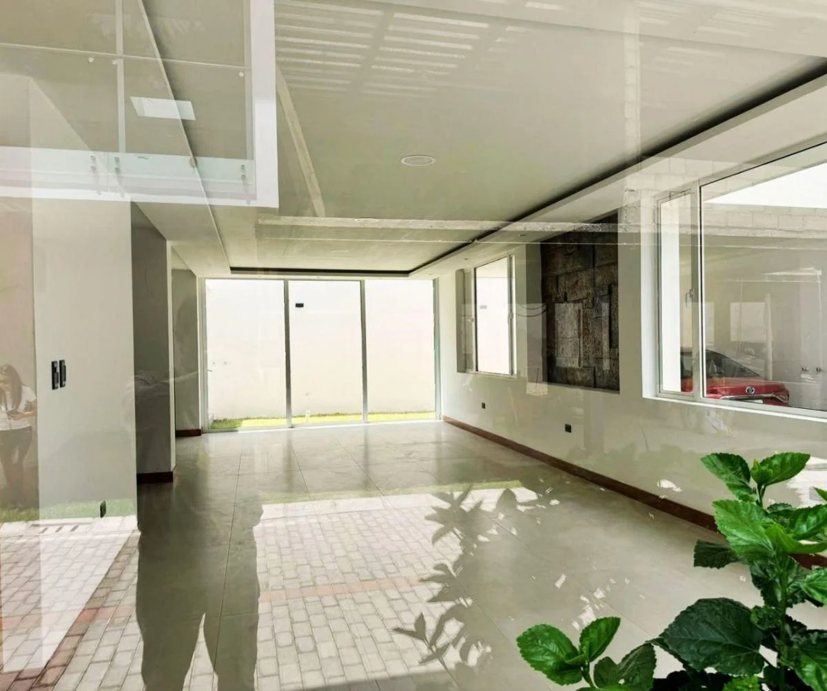 Casa 230 m², Tres Dorm., Tres Baños, Baño Social, Tres Parqueaderos en Venta en Tumbaco — imagen 9