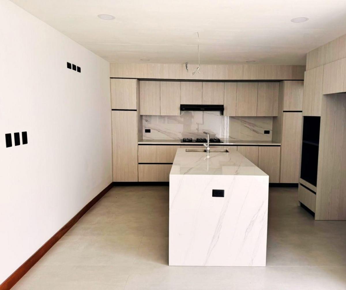 Casa 230 m², Tres Dorm., Tres Baños, Baño Social, Tres Parqueaderos en Venta en Tumbaco — imagen 8